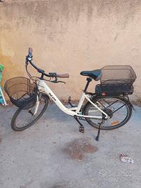 Bicicletta elettrica da città 