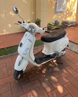 Vespa 125 LX  ie bianca