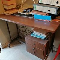 DUE TAVOLI SCRIVANIE E ALTRE COSE.