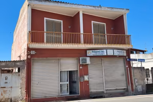 Casa indipendente, due livelli, cortile