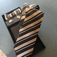 cravatta, pochette e gemelli 