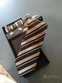 cravatta, pochette e gemelli 