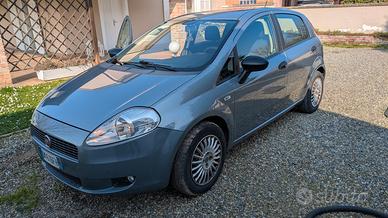 fiat grande punto del 2008 con 141000 km benzina .