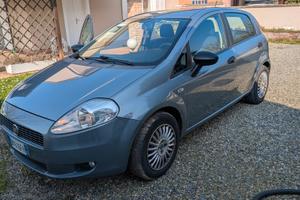 fiat grande punto del 2008 con 141000 km benzina .