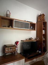 Mobile tv con libreria e scaffale sospeso