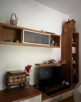 Mobile tv con libreria e scaffale sospeso