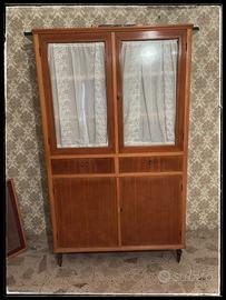 Vetrina in legno stile antico