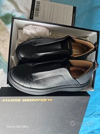 un paio di scarpe di ALEXANDER SMITH