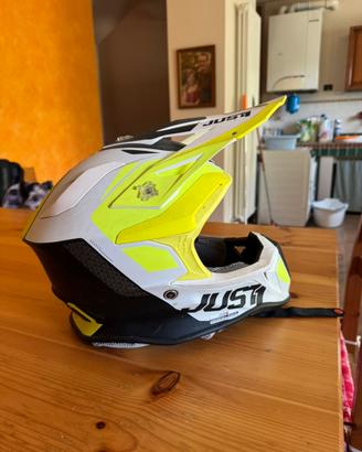 Casco just 1 J18