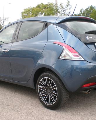 Lancia Ypsilon 1.0 Hybrid, del 2023, full, nuova