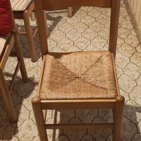 quattro sedie in legno chiaro 