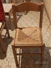 quattro sedie in legno chiaro 