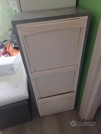 mobiletto rivestito in legno grigio  chiaro 