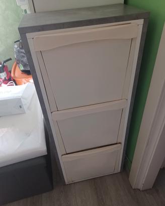 mobiletto rivestito in legno grigio  chiaro 