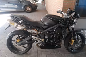 Triumph Street Triple R incidentata