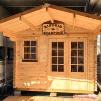 Campeggio con casetta in legno in piazzola