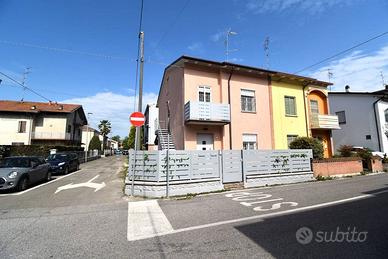 Villa di 207 m² con 5 locali e box auto a Guastall