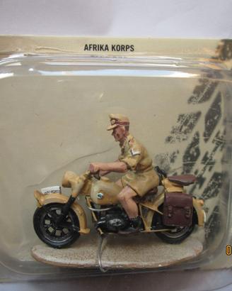 soldati in motocicletta