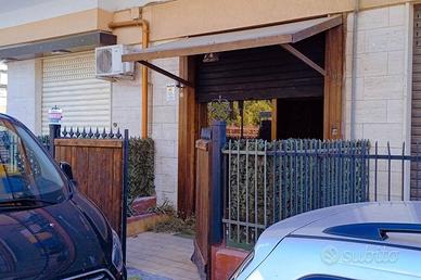 Box auto ristrutturato con bagno e soppalco.