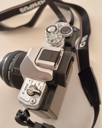 Olympus OM-D E-M10 Mark IV Silver + obiettivo