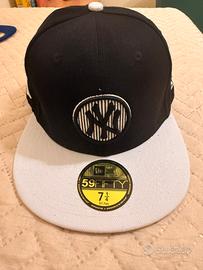 new era fitted nero bianco