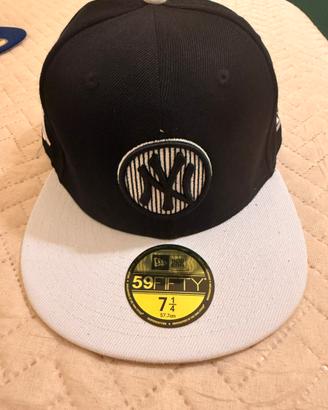 new era fitted nero bianco