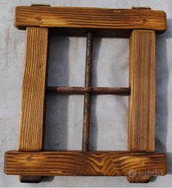 Finestrella in legno con grata in ferro