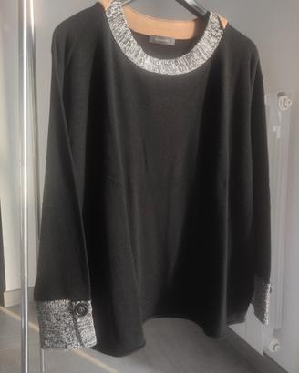 Maglione nero con scollo e polsi a contrasto 