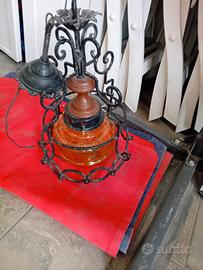 lampadario in ferro battuto e vetro