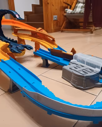 Pista monster truck  hot wheels 