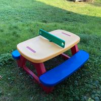 Tavolo con ping pong per bambini