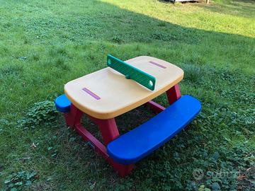 Tavolo con ping pong per bambini