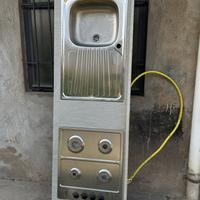 Piano lavoro Cucina con fornelli e lavabo