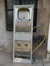 Piano lavoro Cucina con fornelli e lavabo