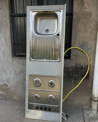 Piano lavoro Cucina con fornelli e lavabo