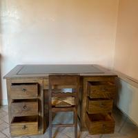 Scrivania in legno massello con sedia