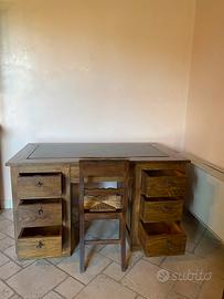 Scrivania in legno massello con sedia