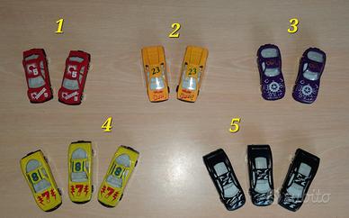 Vari giocattoli serie "Gruppi di auto identiche"