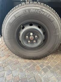 Gomme termiche per camper con cerchi e copricerchi