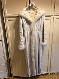 Mantella -cappotto con cappuccio con ricamii
