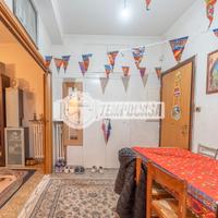Trilocale con terrazzo in via angelo della pergola