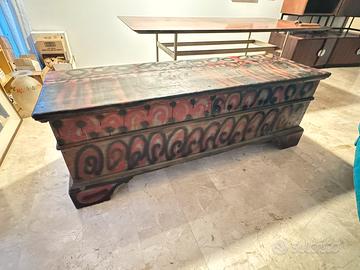 Cassapanca antica dipinta