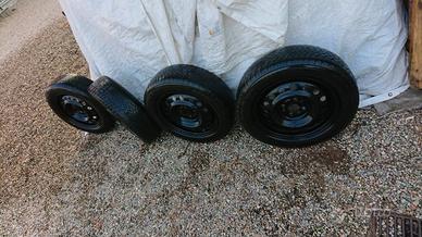 4 cerchi e gomme invernali 175/65 R15 Suzuki Swift