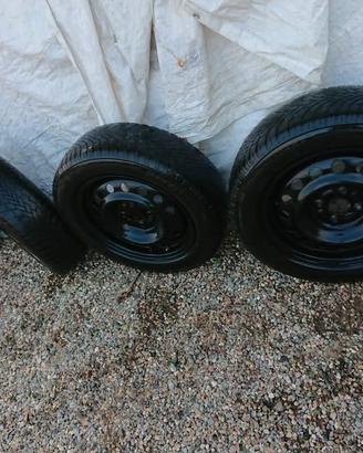 4 cerchi e gomme invernali 175/65 R15 Suzuki Swift