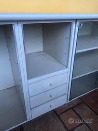 Modernariato. Mobile  basso anni  70.