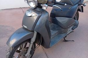 Aprilia scarabeo 200 cc.