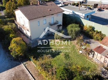 Grande villa divisibile con ampio giardino