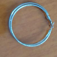 Orecchino a cerchio in bigiotteria