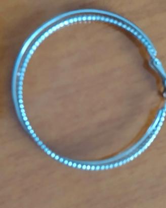 Orecchino a cerchio in bigiotteria