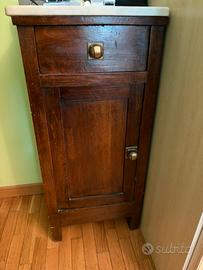 Coppia di comodini in legno e piano in marmo